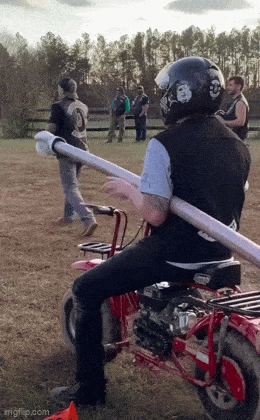 在地鐵上脫鞋鞋被踢下車 動圖 小貓把男子當媽狂吸奶