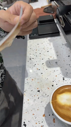 在地鐵上脫鞋鞋被踢下車 動圖 小貓把男子當媽狂吸奶