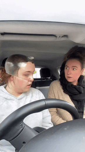 在地鐵上脫鞋鞋被踢下車 動圖 小貓把男子當媽狂吸奶