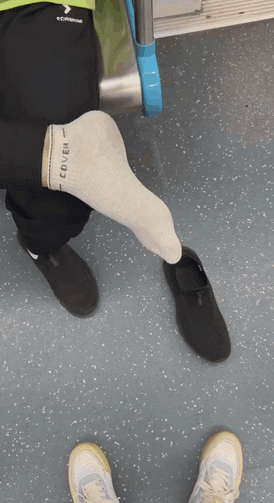 在地鐵上脫鞋鞋被踢下車 動圖 小貓把男子當媽狂吸奶