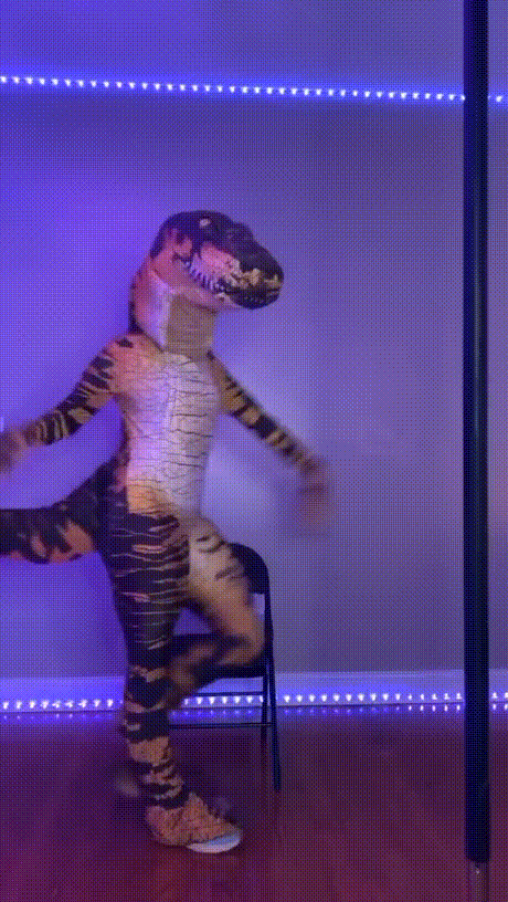 在地鐵上脫鞋鞋被踢下車 動圖 小貓把男子當媽狂吸奶