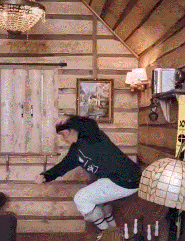 在地鐵上脫鞋鞋被踢下車 動圖 小貓把男子當媽狂吸奶