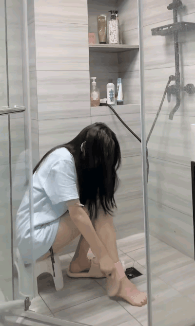 在地鐵上脫鞋鞋被踢下車 動圖 小貓把男子當媽狂吸奶