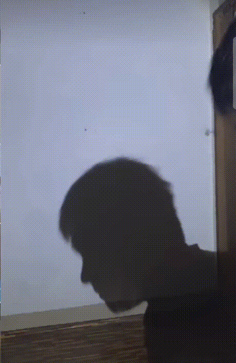 在地鐵上脫鞋鞋被踢下車 動圖 小貓把男子當媽狂吸奶