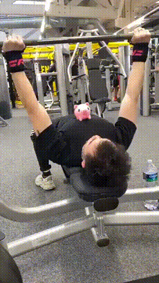 在地鐵上脫鞋鞋被踢下車 動圖 小貓把男子當媽狂吸奶