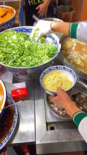 在地鐵上脫鞋鞋被踢下車 動圖 小貓把男子當媽狂吸奶