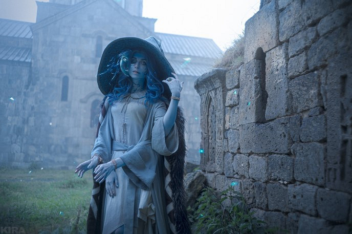 亞美尼亞小姐姐COS《艾爾登法環》菈妮 內衣版情調拉滿