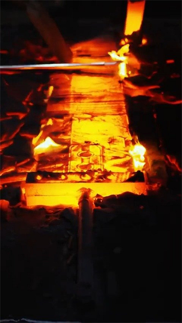 PS官方發布《FF7》破壞劍手工製作影片:金屬鍛造而成 PS官方發布《FF7》破壞劍手工製作影片:金屬鍛造而成