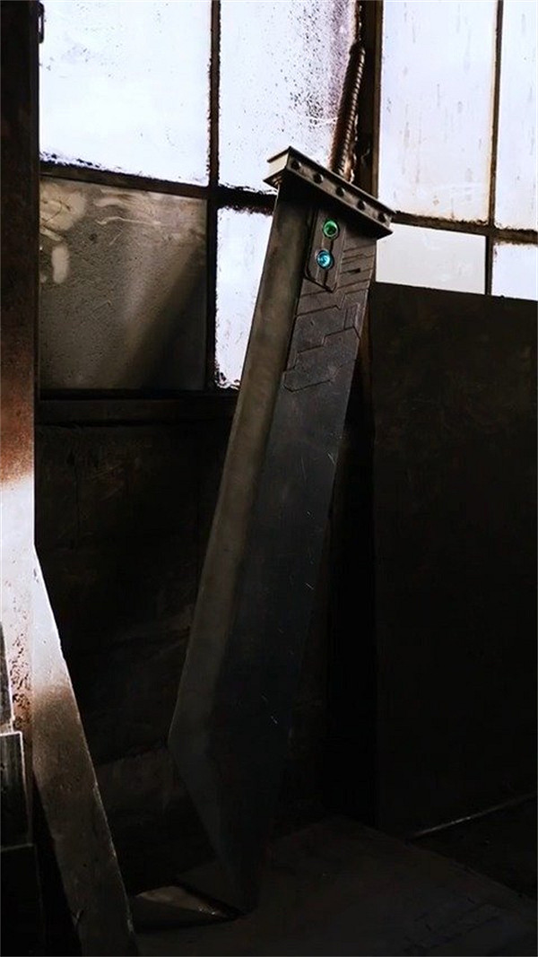 PS官方發布《FF7》破壞劍手工製作影片:金屬鍛造而成 PS官方發布《FF7》破壞劍手工製作影片:金屬鍛造而成