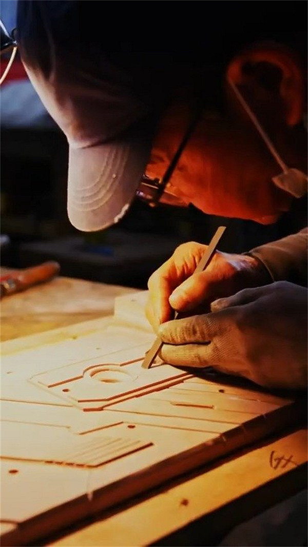 PS官方發布《FF7》破壞劍手工製作影片:金屬鍛造而成 PS官方發布《FF7》破壞劍手工製作影片:金屬鍛造而成