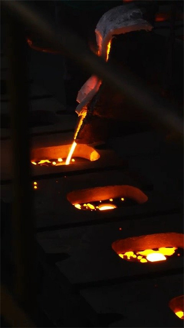 PS官方發布《FF7》破壞劍手工製作影片:金屬鍛造而成 PS官方發布《FF7》破壞劍手工製作影片:金屬鍛造而成