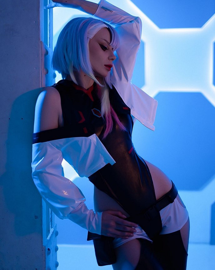 俄妹COS《惡靈古堡4RE》艾達王：紅杉黑絲 身材妖豔
