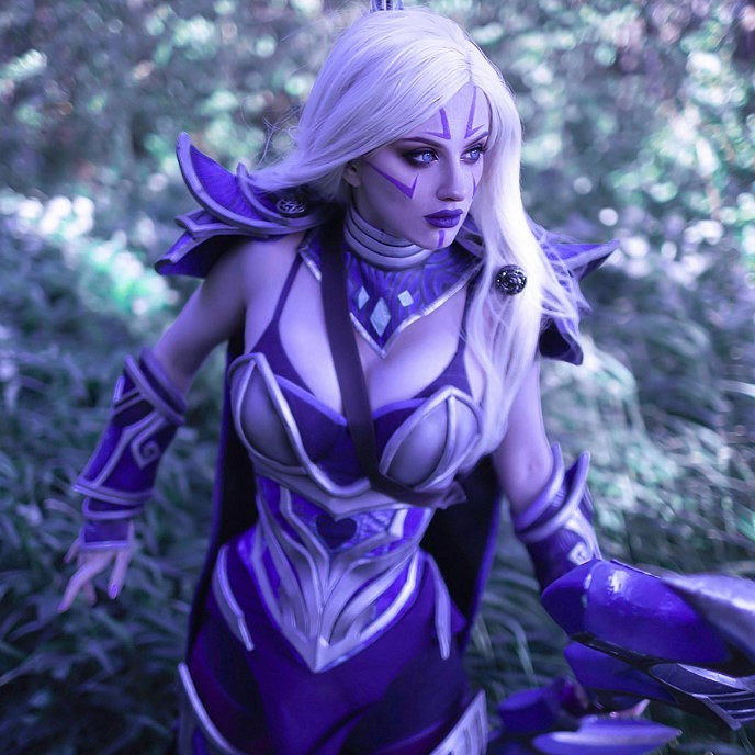 俄妹COS《惡靈古堡4RE》艾達王：紅杉黑絲 身材妖豔