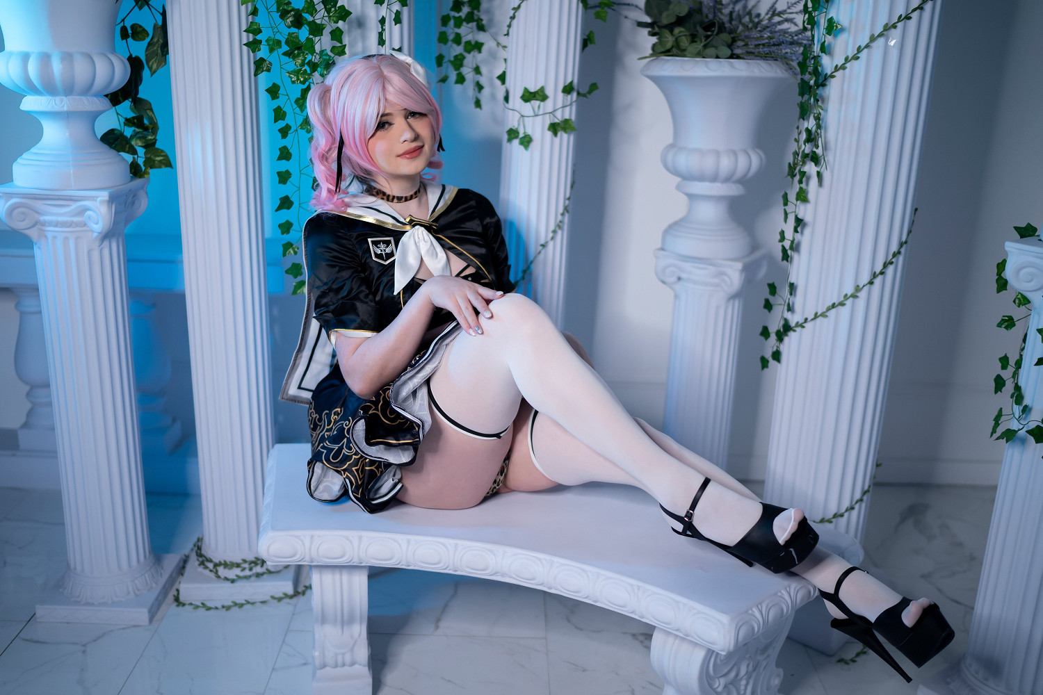 LOL女裝大佬Sneaky曬新照 白絲大長腿姿態嫵媚動人！