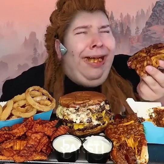 網紅吃播Cos《地平線：西域禁地》女主埃洛伊 太像了！