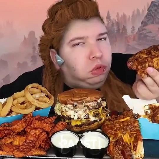 網紅吃播Cos《地平線：西域禁地》女主埃洛伊 太像了！