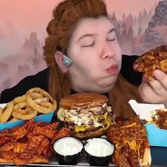 網紅吃播Cos《地平線：西域禁地》女主埃洛伊 太像了！